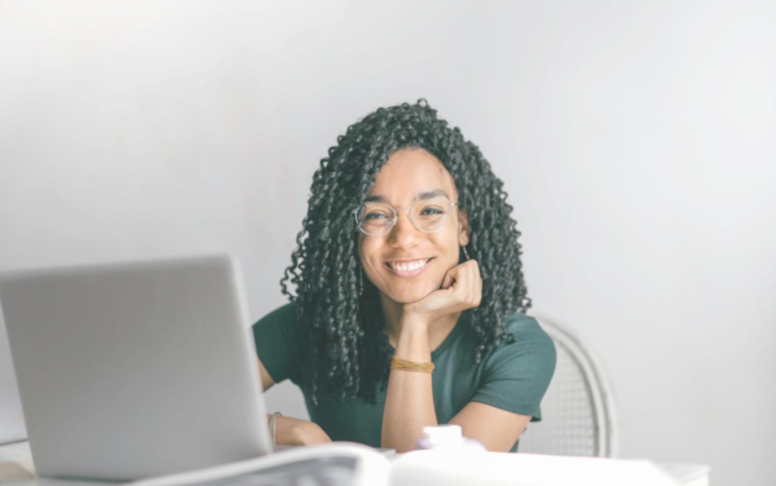 Technisches SEO Arbeitsplatz mit Laptop und Analysedaten