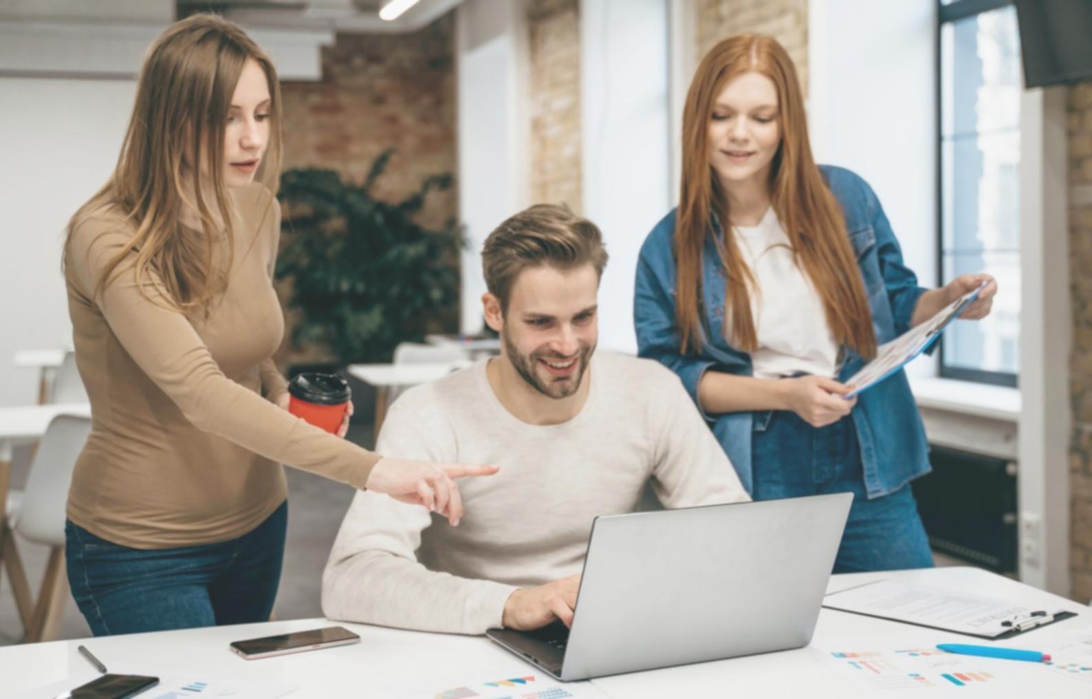 Technische SEO-Fehleranalyse auf dem Monitor